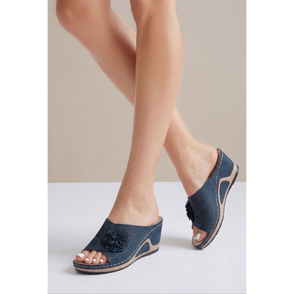 Faux suede leather blue flower sandals size 7.5